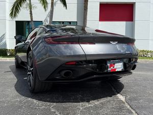 公平使用的2017阿斯顿马丁DB11 V12 Coupe RWD