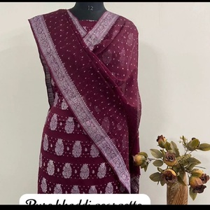 定制的choli纯Khaddi <span class=keywords><strong>Georgette</strong></span> Banarasi套装，银色Zari编织为深红色。婚礼和派对的理想选择