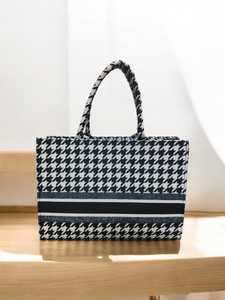 Premium Quality Light Weight Women Handbags with Custom Design Print Available for Girls Partywear <strong>Bags</strong> From India