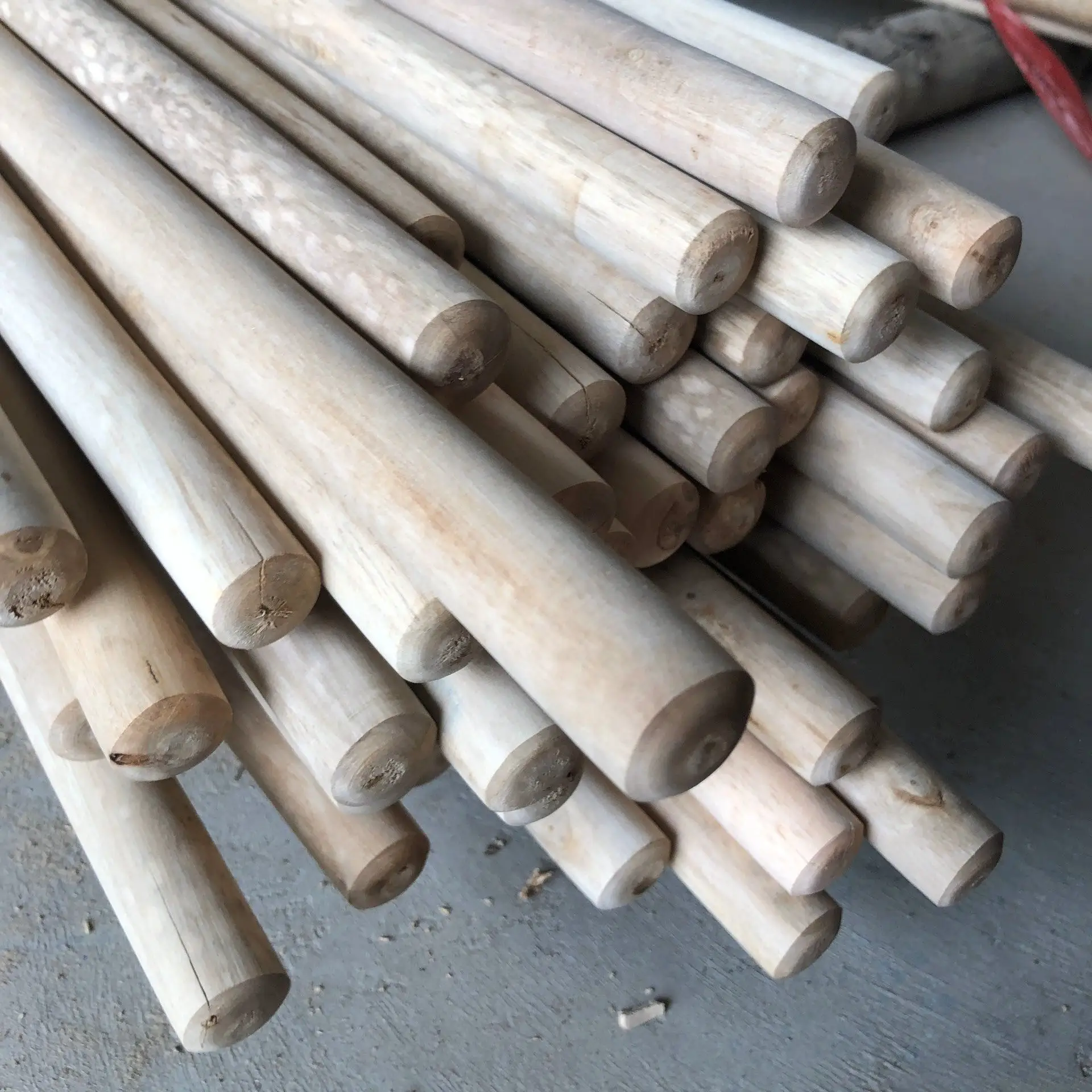 Manico di scopa in legno dal Viet nam, manico rivestito in PVC, materiale di eucalipto naturale 100% legno del Vietnam