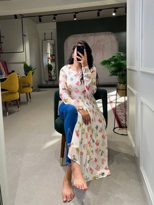 人造丝箔作品切割库尔蒂，简单的颈部风格和全袖设计运行库尔蒂