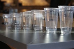Yüksek kalite sıcak satış tek kullanımlık 400cc 14oz 95mm ev mutfak HoReCa plastik sulu Milkshake bardaklar