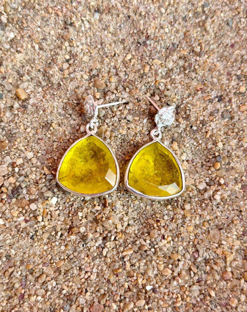 สีเหลือง