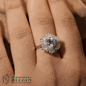 Moissanite nişan yüzüğü kadınlar için 1.25 Ct yuvarlak ve konik baget şekli 925 ayar gümüş çiçek tarzı ağır tasarım - Product Image 4