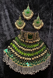 Thanh lịch và đẹp màu xanh lá cây và vàng lá lấy cảm hứng từ bông tai truyền thống thiết lập với tinh tế phức tạp chi tiết và nhiều - Product Image 4