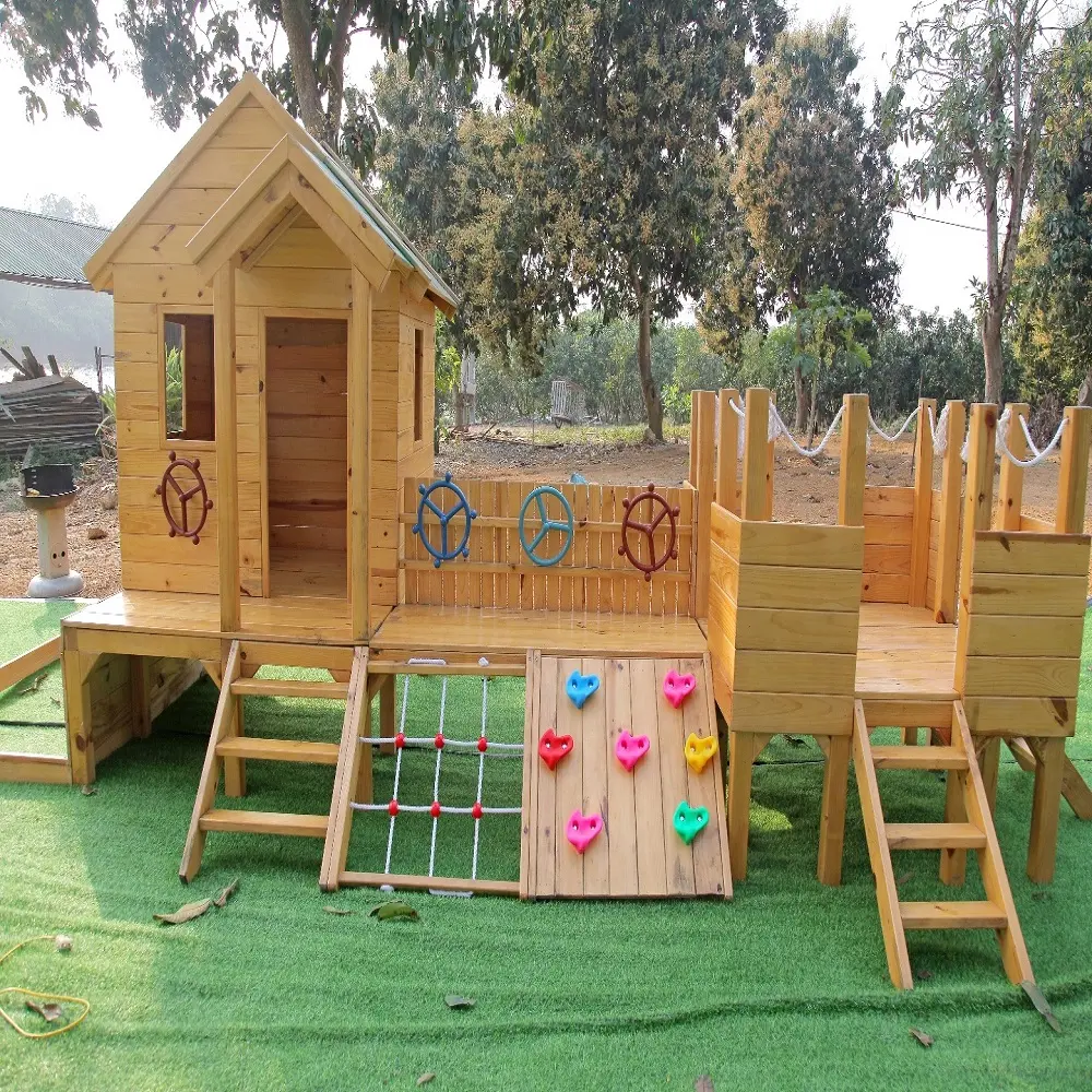 बच्चों के बगीचे में लकड़ी के घर के बच्चों को स्लाइड और स्विंग के साथ खेलते हैं।