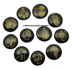 หินกลมทัวมาลีนสีดำสลักสัญลักษณ์จักระหินสีดำหินทัวร์มาลีนจาก muntaha Agate India - Product Image 3