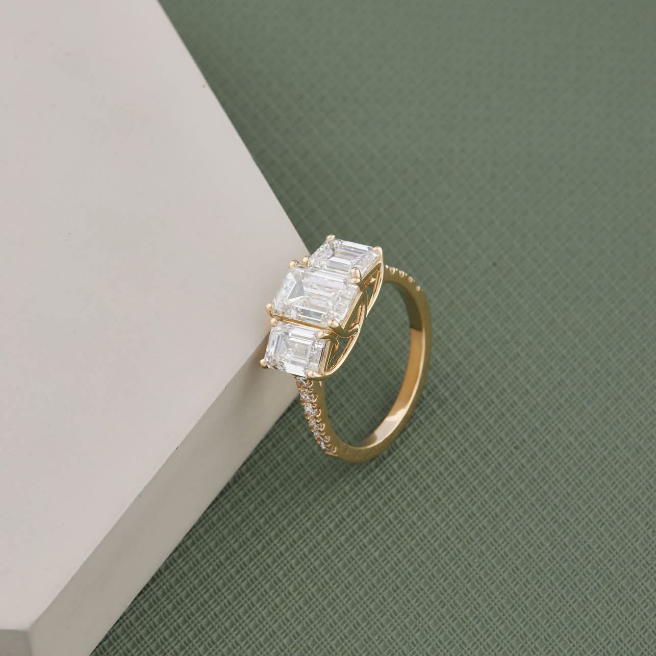 แหวนเพชรโมอิสสีขาว14K สีทองประดับพลอยมรกตสง่างาม