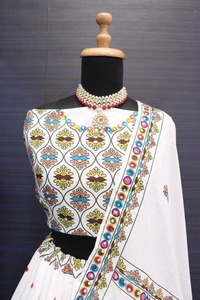 ブラックゴールデンKasturiシルク-Georgette Lehngaスパンコール付きドリワークシーケンス & ドリLehenga Choli服 - Product Image 2