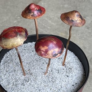 花のつるやハーブ用銅製の装飾用キノコ型ガーデンスティック環境にやさしい