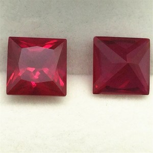 Gemma rubino da laboratorio con forma tagliata da principessa gemma rubino sfaccettata da più dimensioni per scegliere la gemma rubino curativa