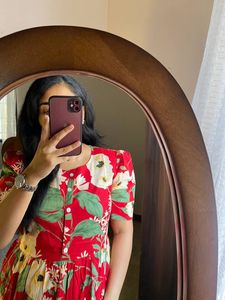 インドのエスニックは、卸売でカジュアルなオフィスウェアのためのファンシートップフローラル刺繍ジョーゼットレッドチュニックショートカーティスを着用する準備ができています