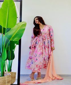 Modisches Georgette Office Wear Kurti Set mit stilvollem Streifen muster und Glocken ärmeln Kurta