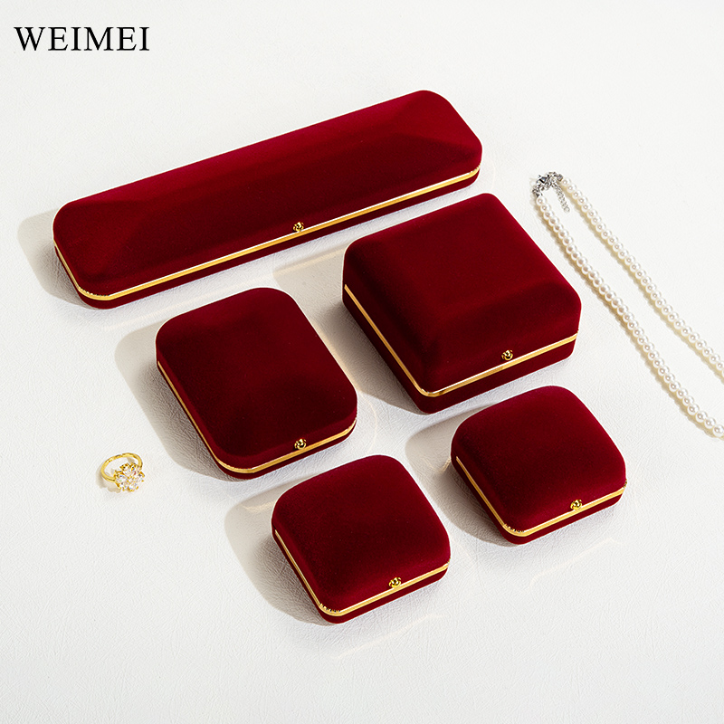Red set box with gold line