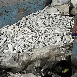 Pvc גרוטאות מפעל pvc צינור regrap חומרים ממוחזרים במחיר פרופיל מניות pvc גרוטאות