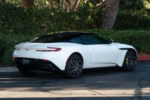 2017阿斯顿·马丁DB11 V12 Coupe RWD