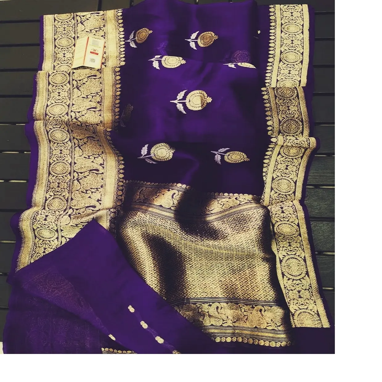 Sarees lụa thổ cẩm tùy chỉnh trong vải cơ sở Màu Xanh Hoàng gia và các mẫu biên giới dân tộc lý tưởng để bán lại bởi các nhà thiết kế quần áo