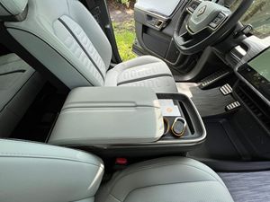 2023 Rivian R1S Launch EditionクワッドモーターAWD、大型バッテリーパック、Launch Green