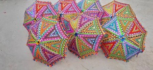 ร่มปักลายสีสันสดใสตกแต่งฉากหลังตกแต่งร่มตกแต่ง haldi mehendi ร่มกันแดดตกแต่ง