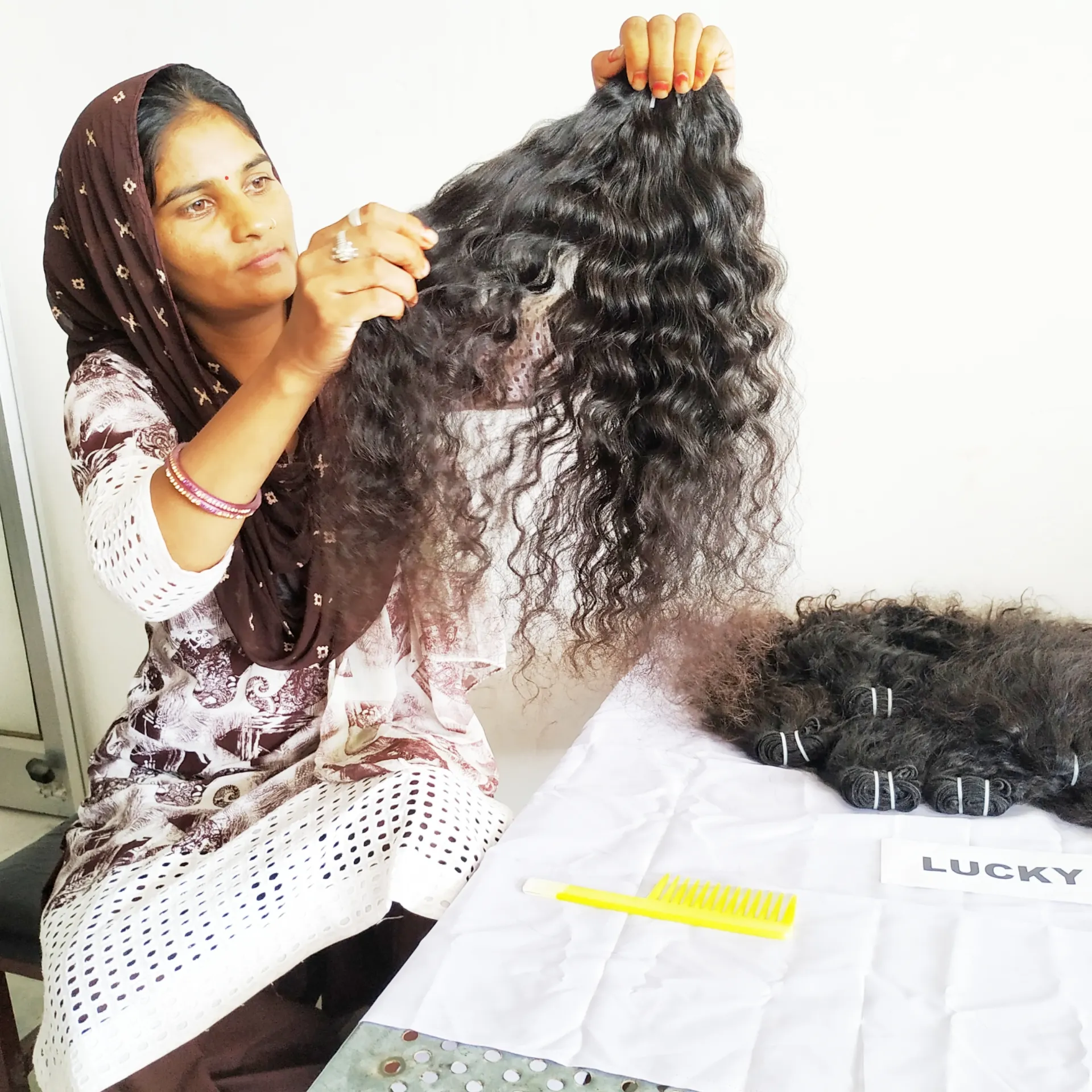 Atacado preço de cutícula alinhado cabelo raw indiano natural gênio weft encaracolado feixes um donador cabelo humano sem processado