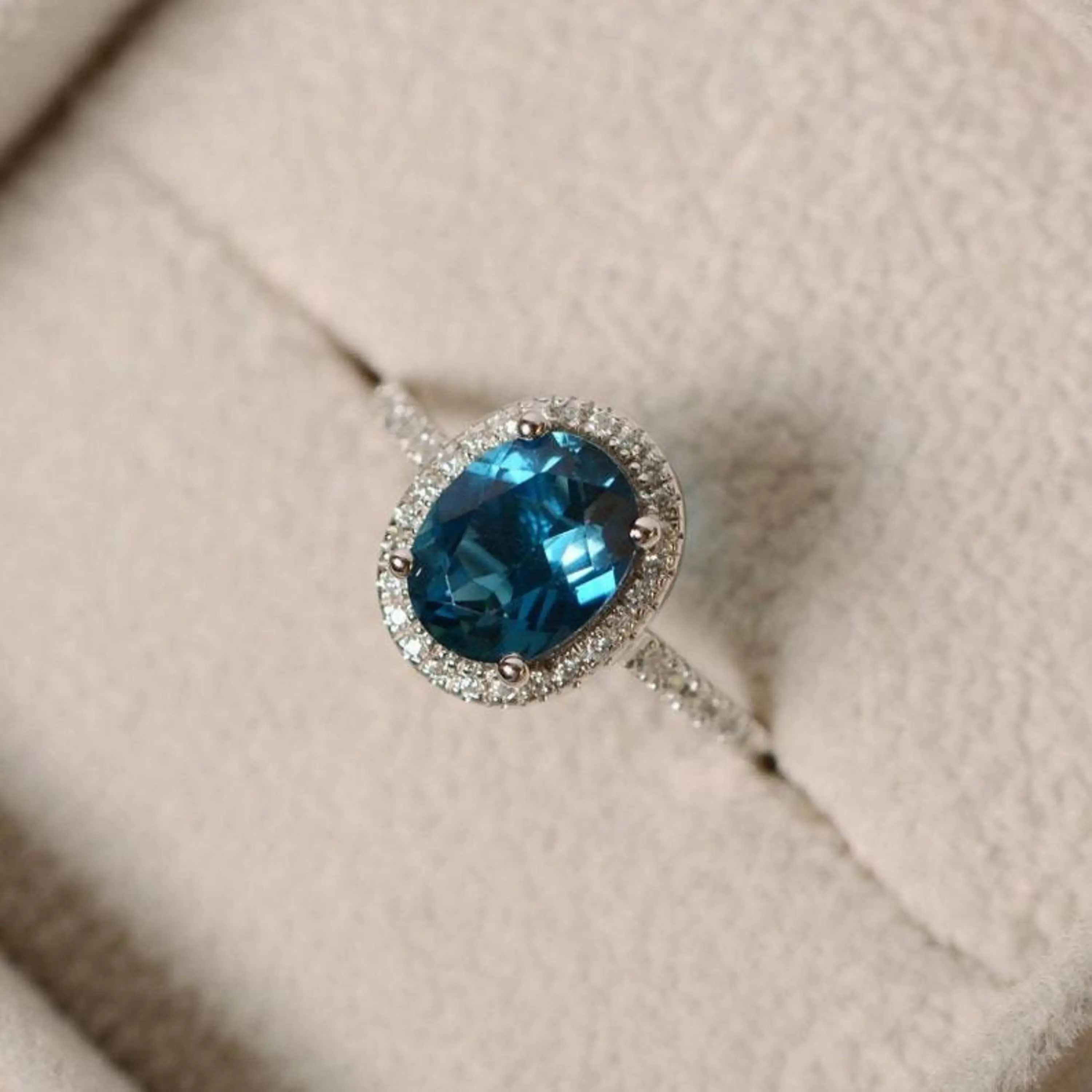 Recién llegado, anillo de plata 925 chapado en oro con piedras preciosas de Zirconia cúbica de Topacio Azul de Londres con corte ovalado acabado para mujer, anillo de piedras preciosas