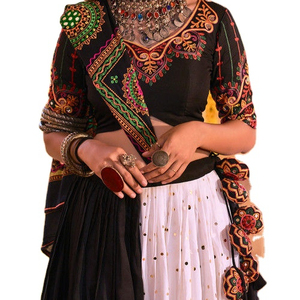 Lehenga Choli Fancyレース刺繍作品Dupattaインドデザイナーコレクション