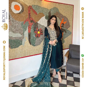 新しいデザイナーの美しいクルティを提示-シーケンス刺Embroideryが施された重いベルベット生地にセットされたPlazzzoは、実際のミラーワークスで機能します