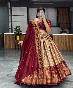 民族刺绣Lehenga Choli树立了丰富的文化遗产和永恒的优雅，每一个复杂的细节都吸引了人们的心。