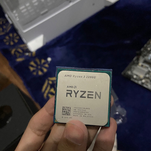 AMD Ryzen 3 3200G with RadeonVega 8 Graphics Desktop <strong>Processor</strong> 4 Cores up to 4GHz 6MB <strong>Cache</strong> Socket AM4 - Product Image 6