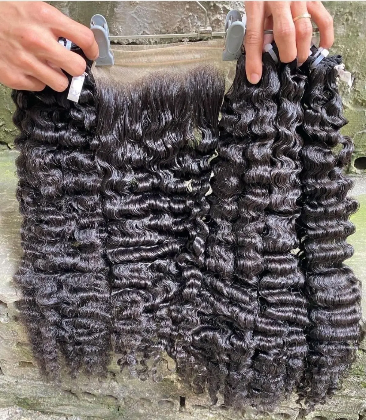 Meilleure vente de cheveux humains bouclés birmans bruts, vente en gros de cuticule réelle bouclée birmane convient aux extensions de cheveux humains naturels 8-30 pouces