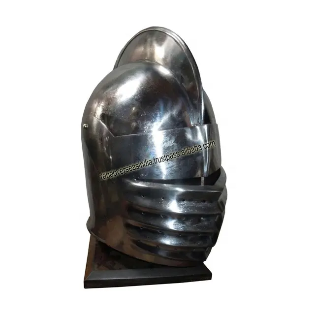 Capacete metálico medieval, cavaleiro de metal no suporte de madeira para decoração de mesa e mesa