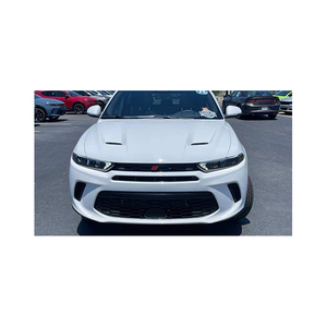 דודג 'מטען r/t scat עם חמי v8 ביצועים וסטיילינג נועז