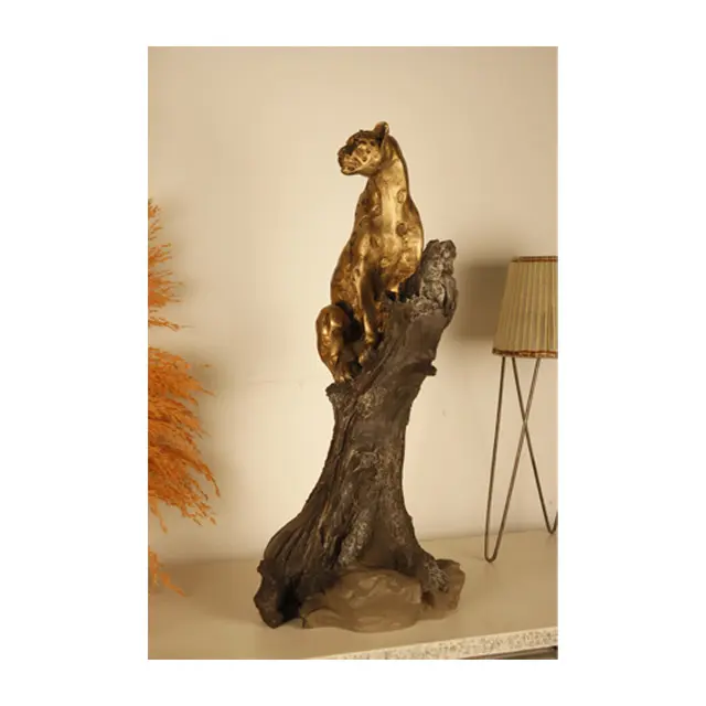 Panther Climbing on Tree Statue Animal Home Decoration scultura decorazione in poliresina in vendita