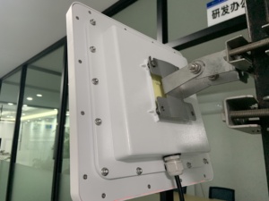 LED照明ブランドのクライアントが使用するUHF RFID駐車場アクセスリーダー