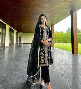 美丽的设计师刺绣天鹅绒Salwar Kameez现成的黑色3 pc天鹅绒Kurta Palazzo套装，配有Dupatta派对装