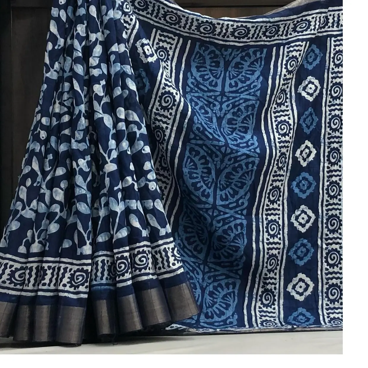 Por encargo en diseño abstracto suave telar manual índigo impreso saris con zari Patti borde incluyendo blusa en diseño floral.