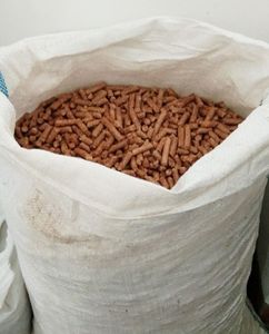 Satılık ahşap peletler çam ağacı pelet 6mm <span class=keywords><strong>15KG</strong></span> çanta EN Plus-A1 ahşap peletler
