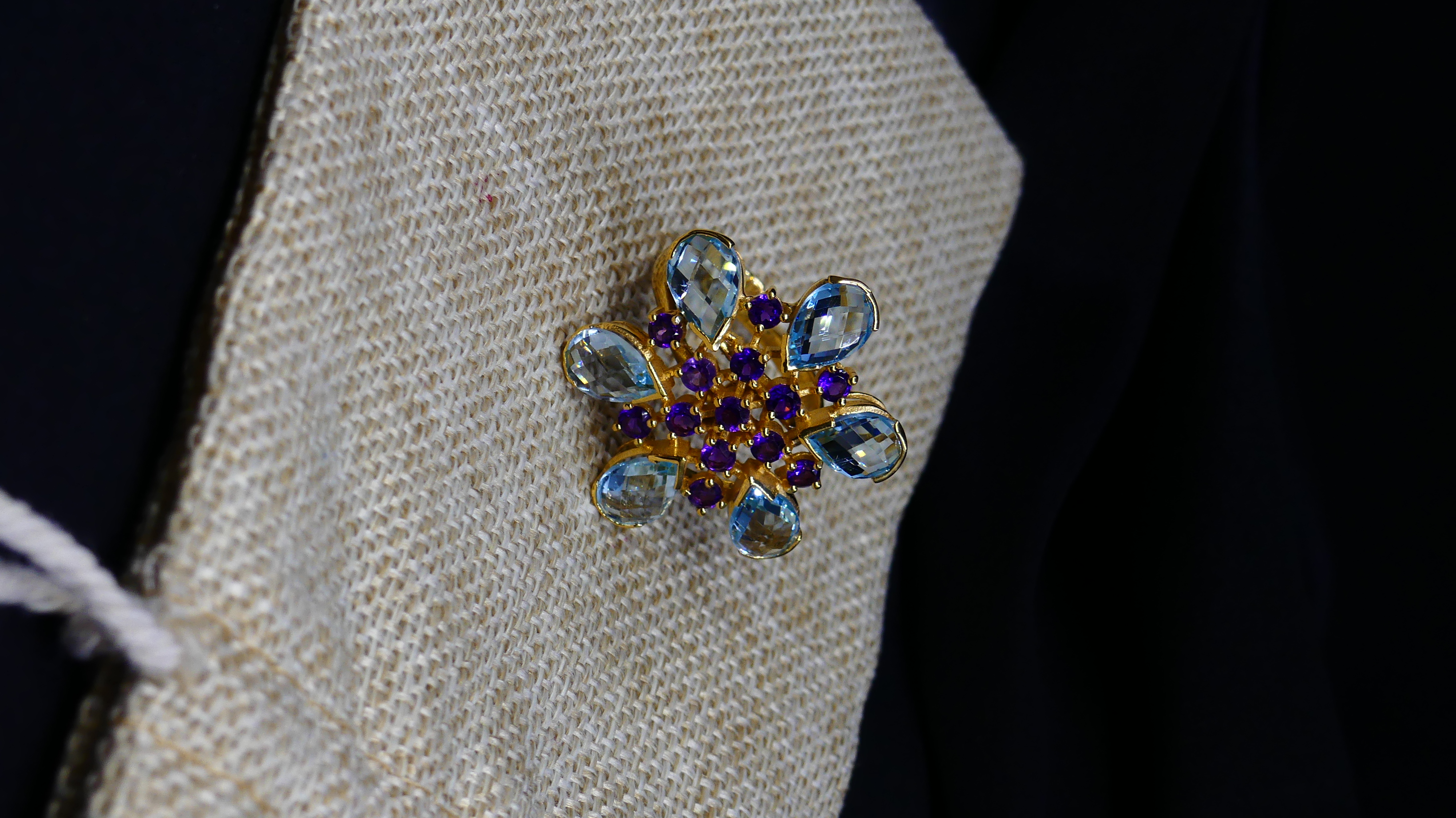 สีเหลือง