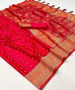 Rot bedruckter <span class=keywords><strong>Saree</strong></span> mit weißer Baumwoll bluse für einfache Hochzeits feier tragen Frauen
