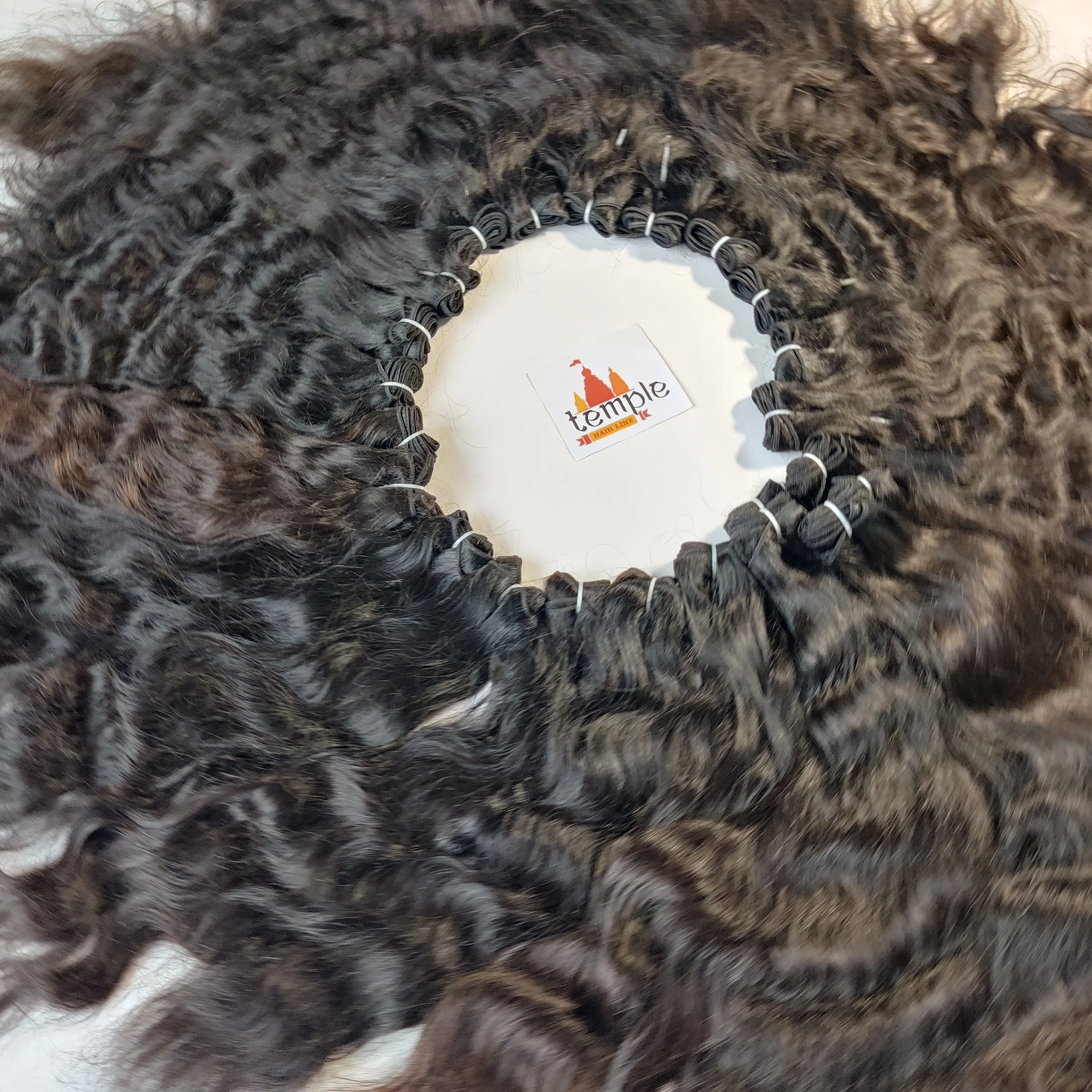 Paquetes naturales 100% cabello crudo sin procesar cabello de color negro al por mayor cabello humano indio ondulado virgen