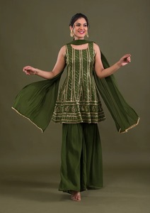 婚礼派对和节日用标准质量刺绣Anarkali Kurti批发数量为棉Anarkali Kurtis