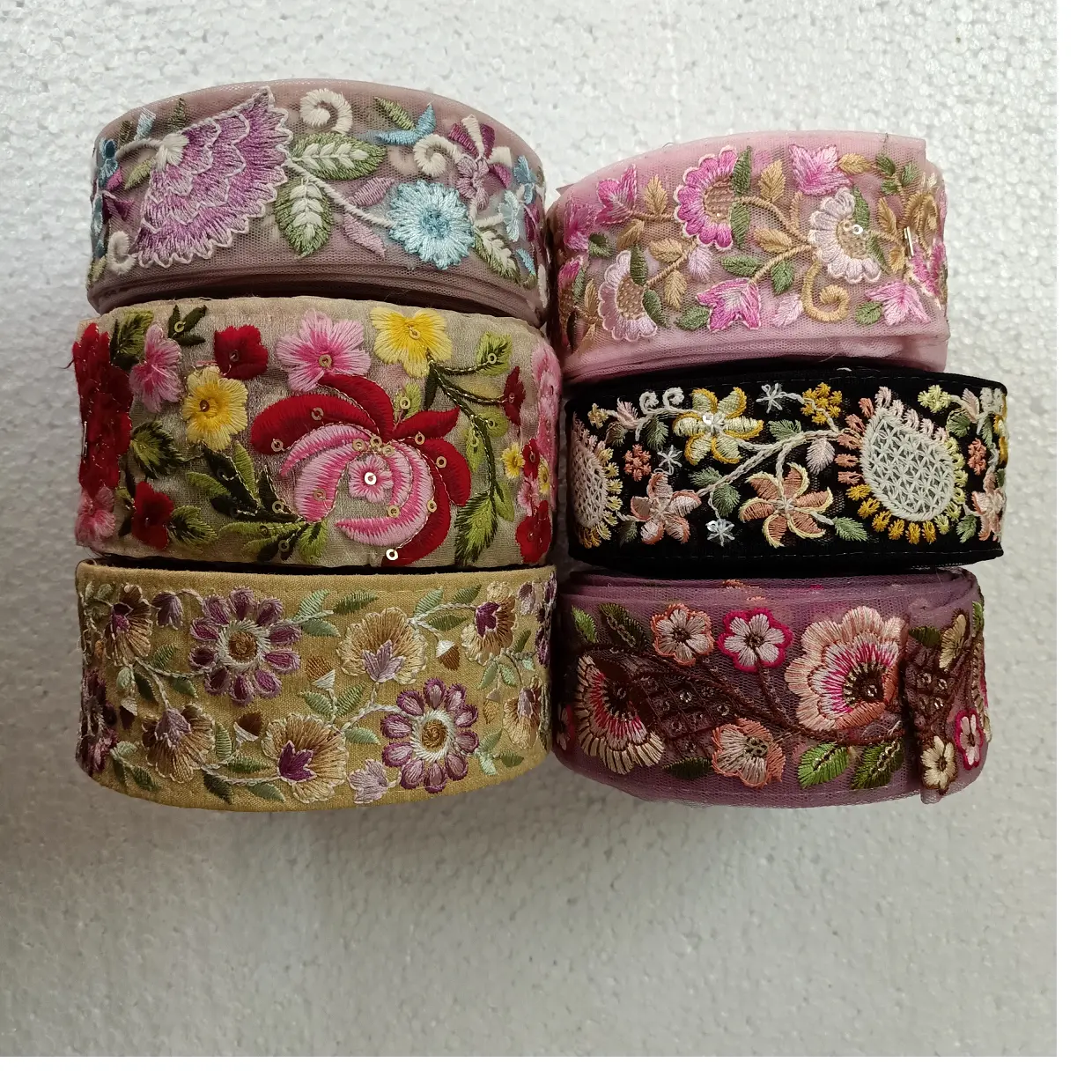 Maßge schneiderte maschinen bestickte Bänder und Schnürsenkel in sechs verschiedenen Designs und Farben für Brautkleider zum Wiederverkauf.
