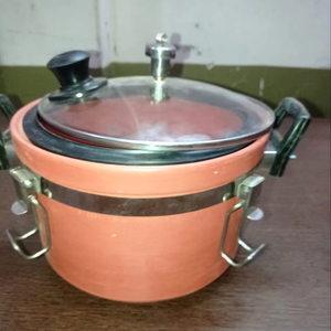 Tayyab Handicraftによる調理と揚げ物に使用されるスチールハンドル付きの手作りの天然粘土テラコッタ調理器具パン