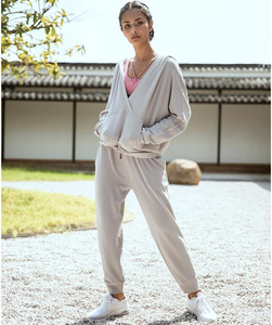 女性用新デザインベロアクロップフーディトラックスーツソフト2ピースベルベット冬用ソリッドパターン - Product Image 6