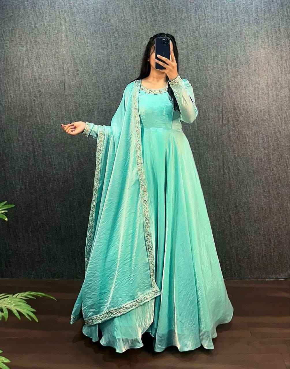 มีสีเขียวขุ่น