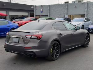 2022 m a <span class=keywords><strong>s</strong></span> r a t i gibli trofeo rwd sedan בשימוש נקי פנים אור מושבים פנימי גג פתוח מושבים
