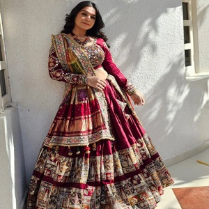Navratri LehengaCholiブラウス付きのエレガントなシルクから作られた鏡刺Embroideryの伝統的なインドとパキスタンの服