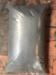 稻壳灰保持土壤湿度和肥力肥料，用于园艺植物Akina