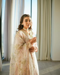 Thay đổi phong cách của bạn với thêu tay của chúng tôi vải lụa tinh khiết Scoop mô hình cổ đầu gối dài kurti & plazzo với bộ dupatta - Product Image 5