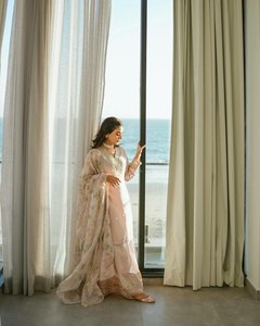 Thay đổi phong cách của bạn với thêu tay của chúng tôi vải lụa tinh khiết Scoop mô hình cổ đầu gối dài kurti & plazzo với bộ dupatta - Product Image 3